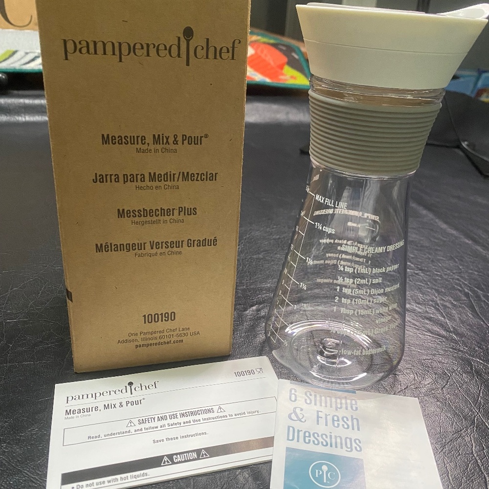 NWT Pampered Chef Measure, Mix & Pour